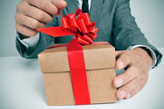 Send the warmth of your love through personalized gifts in this winter